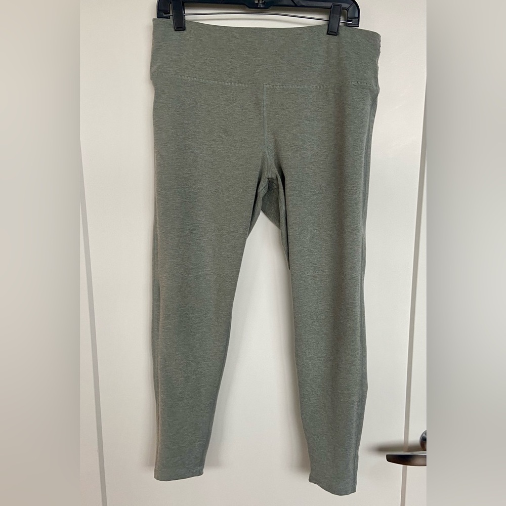 Danskin ankle cropped leggings, sage green, size large